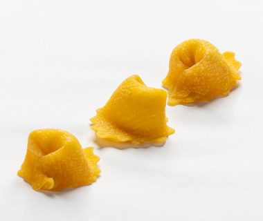 Tortellini di carne fatti a mano perfetti per il brodo della Vigilia di Natale