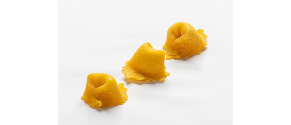 Tortellini di carne fatti a mano perfetti per il brodo della Vigilia di Natale